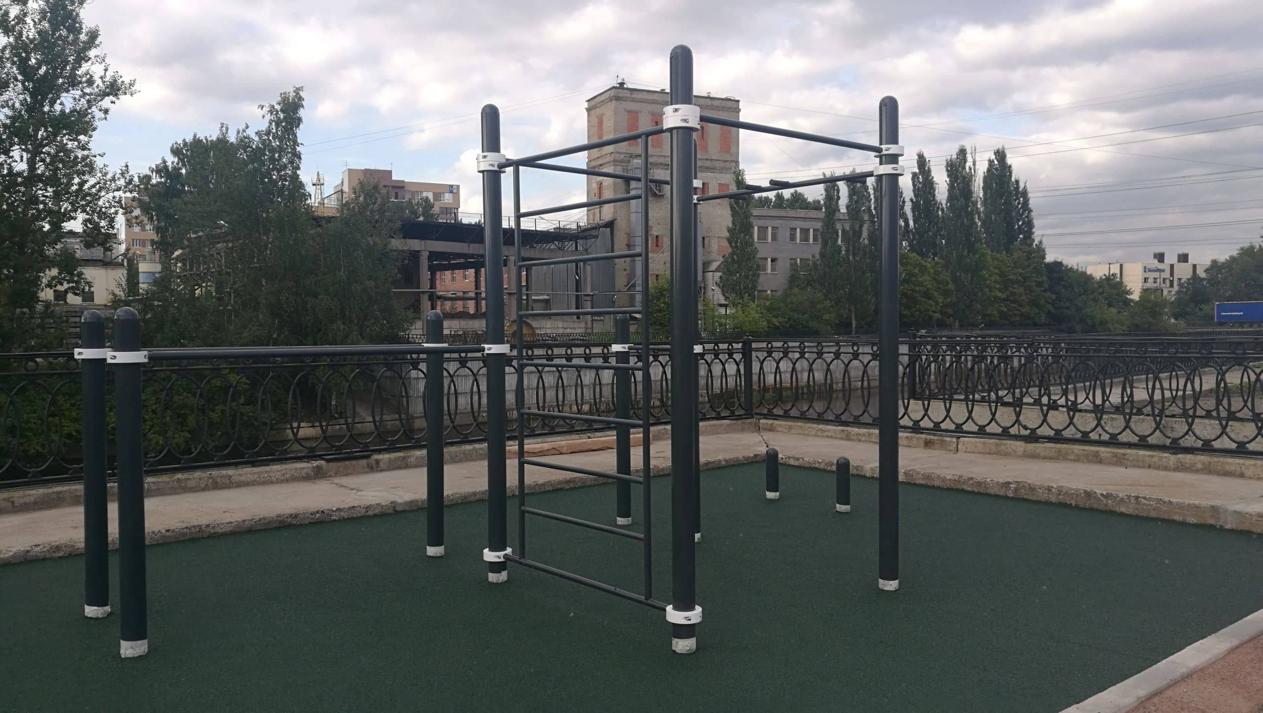 Уличная спортивная площадка